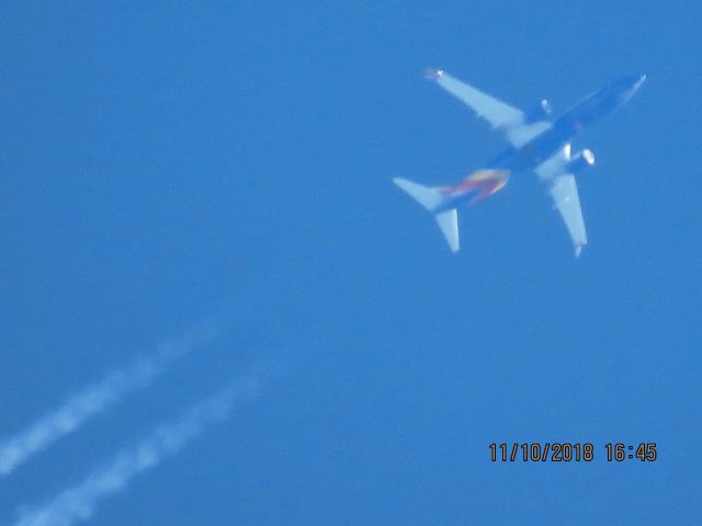 Boeing 737-800 (N8320J)