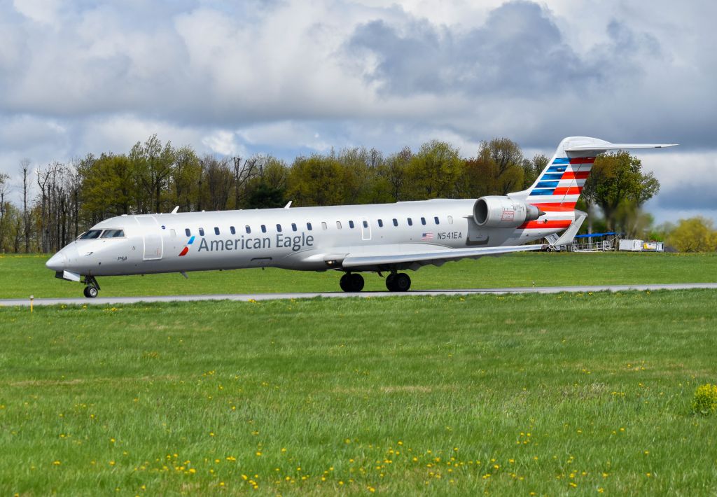Canadair Regional Jet CRJ-700 (N541EA)