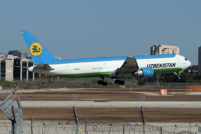 BOEING 767-300 (UK-67001) - 17/01/2022: Cargo flight from tashkent (TAS), seconds before landing on runway 08.
