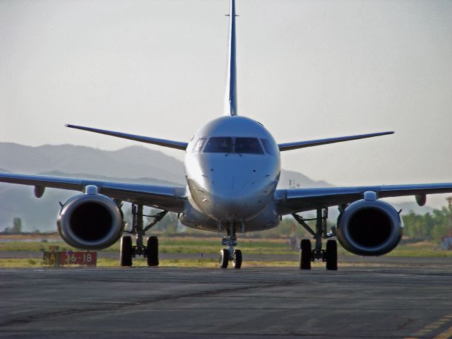 Embraer ERJ-190 (N175HQ)