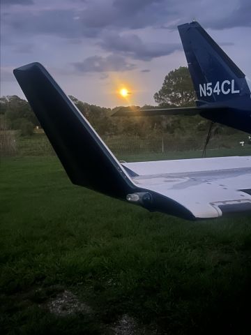 Piper Navajo (N54CL)