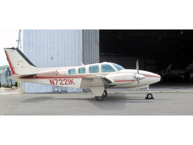 Beechcraft Baron (58) (N7221K)