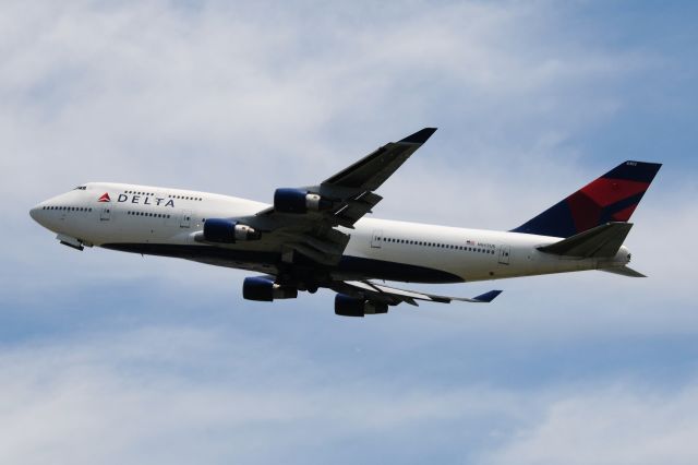 Boeing 747-400 (N663US)