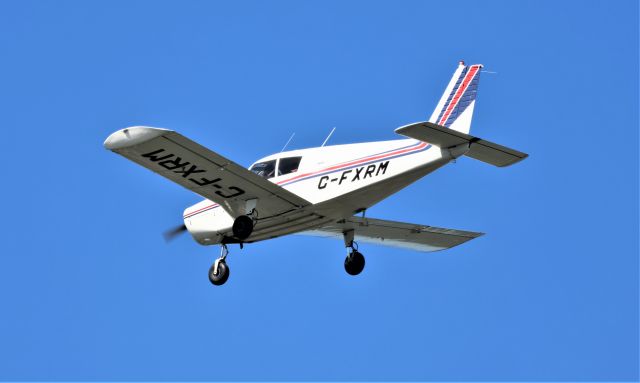 C-FXRM — - C-FXRM PIPER PA-28-140 CHEROKEE survolant la ville de Lavaltrie QC, le 27-08-2022 à 15:15