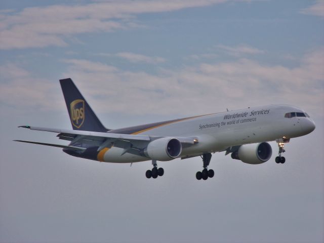 Boeing 757-200 (N427UP) - Short final in Des Moines Iowa