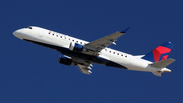 Embraer 175 (N619CZ)