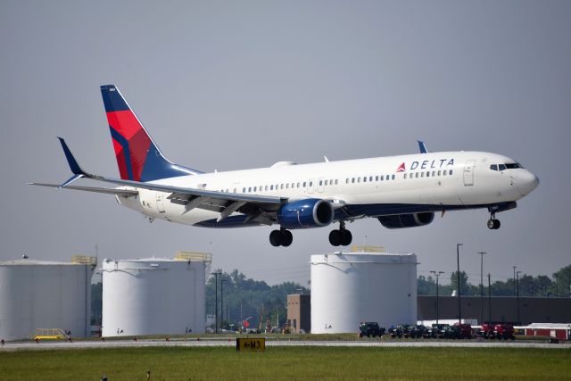 Boeing 737-900 (N863DN) - 06-10-23 Runway 32