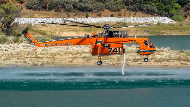 Sikorsky CH-54 Tarhe (N243AC) - Sikorsky S-64 retrieves water from nearby Bass Lake while battling Willow Fire in North Fork, CA. (2015)