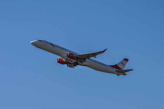 Embraer ERJ-190 (OE-LWC)