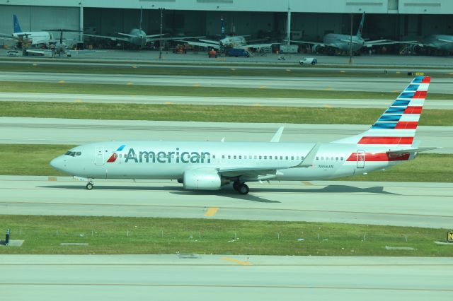 Boeing 737-800 (N956AN) - 121013 AA B738 taxiing out to Rwy 8R