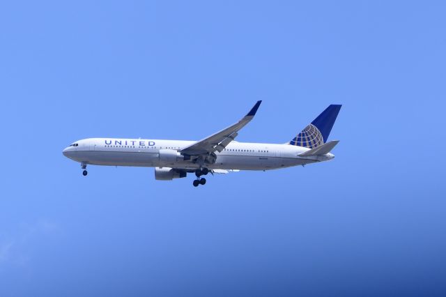 BOEING 767-300 (N652UA)