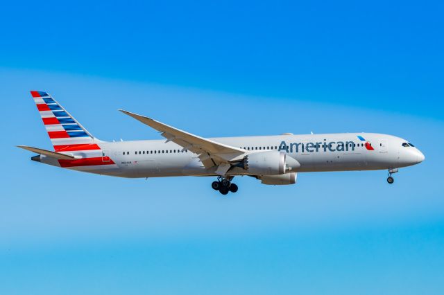 Boeing 787-9 Dreamliner (N824AN) - American Airlines 787-9 landing at DFW on 12/25/22. Taken with a Canon R7 and Tamron 70-200 G2 lens.