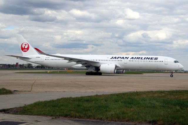 Airbus A350-1000 (JA09WJ) - Taxiing to Stand 325 on 17-Apr-25 operating flight JAL43 from RJTT.