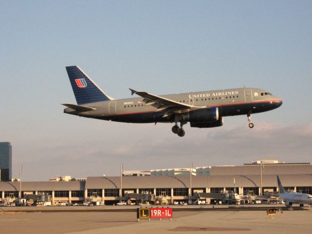 Airbus A319 (N819UA) - Landing on RWY 19R