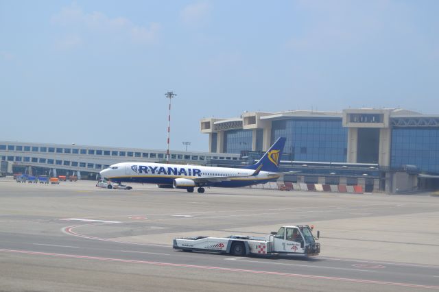 Boeing 737-700 —