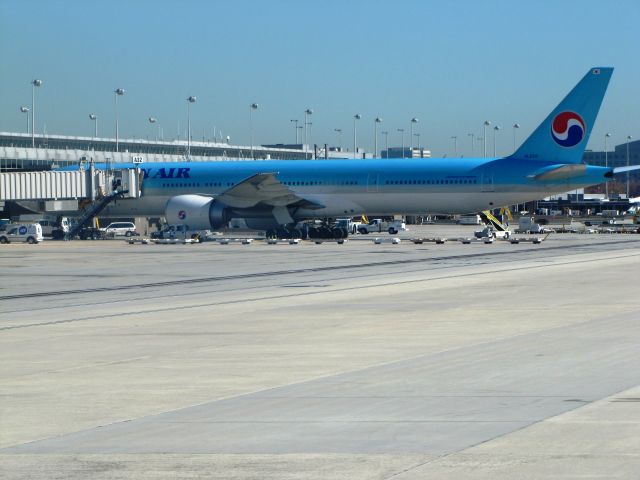 BOEING 777-300 (HL8210)