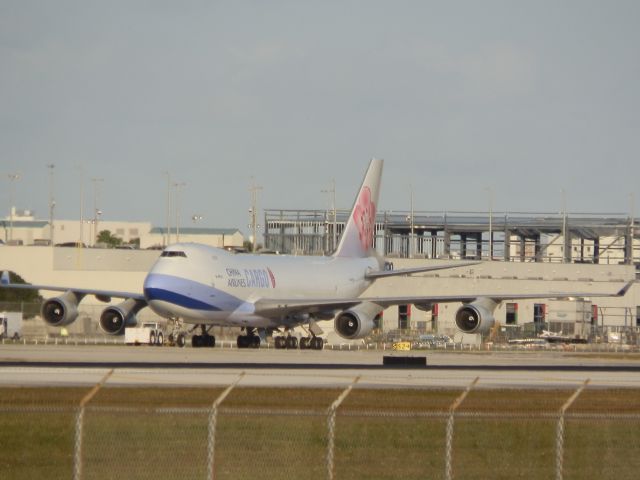 Boeing 747-400 (B-18716)