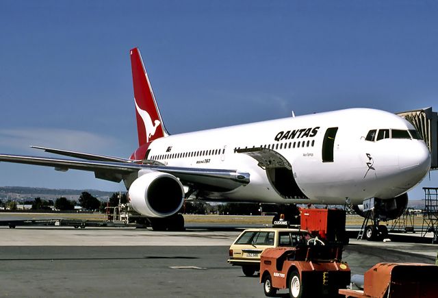 BOEING 767-200 (VH-EAN) - QANTAS - BOEING 767-238/ER - REG : VH-EAN (CN 23402/133) - ADELAIDE INTERNATIONAL AIRPORT SA. AUSTRALIA - YPAD 2/3/1986