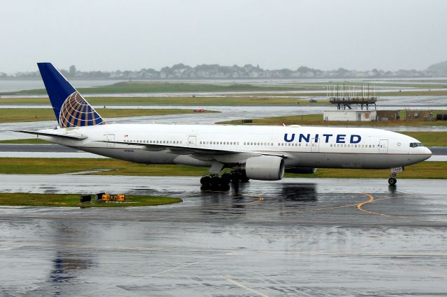 Boeing 777-200 (N781UA) - UA 768 from San francisco taxiing in on Bravo