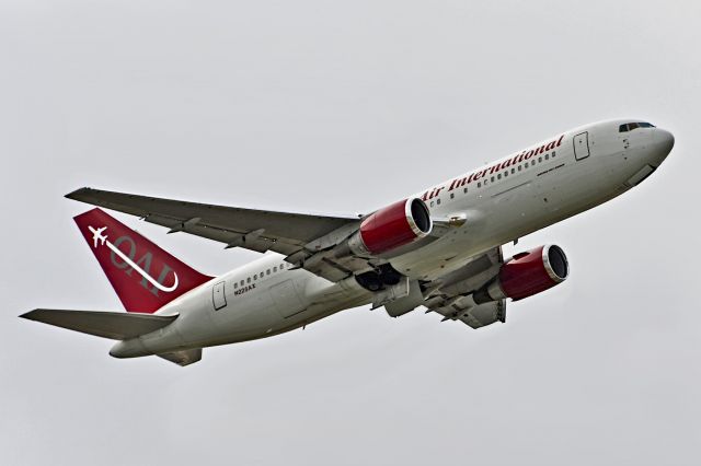 BOEING 767-200 (N225AX)