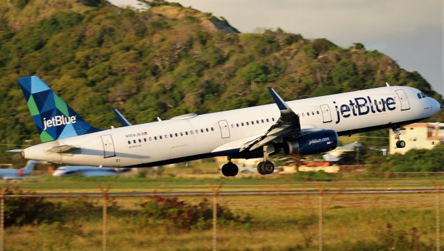 Airbus A321 (N958JB)