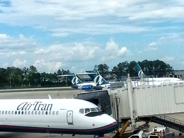 Boeing 717-200 — - Good old days At Orlando International airport and lots of Airtran Airways planes around.