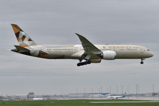 Boeing 787-9 Dreamliner (A6-BLP) - 10-C 05-06-22 in the rain.