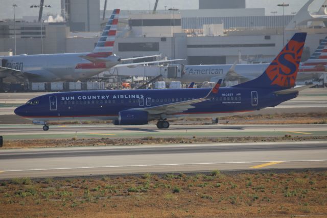 Boeing 737-800 (N808SY)