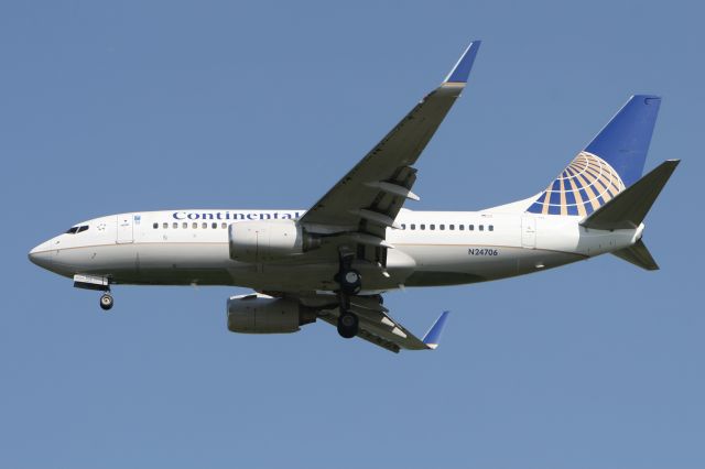 Boeing 737-700 (N24706) - May 29, 2010 - inbound Detroit, flight from Houston 