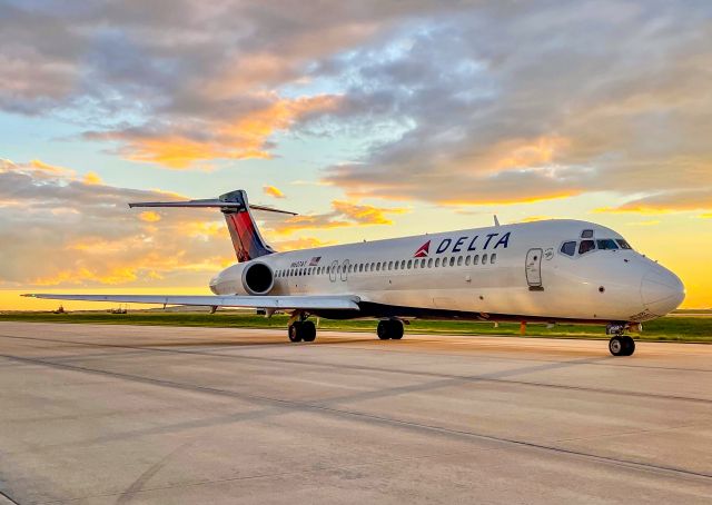 Boeing 717-200 (N607AT) - Ready to taxi out back to ATL.  We get some beautiful sunsets in upstate SC!