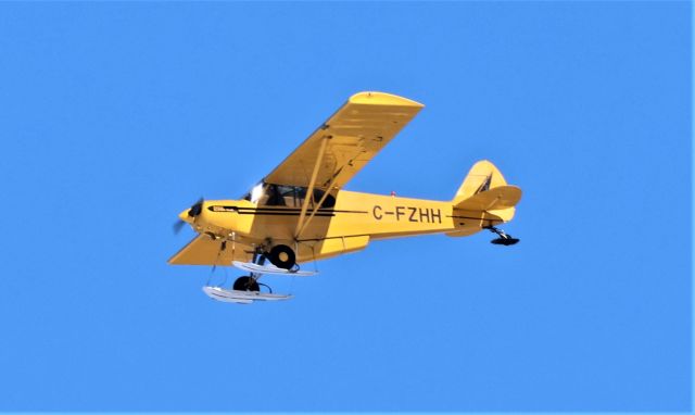 C-FZHH — - C-FZHH Piper PA-18-135 Super Cub survolant le fleuve St-Laurent QC à Lavaltrie le 05-03-2023 à !4-24