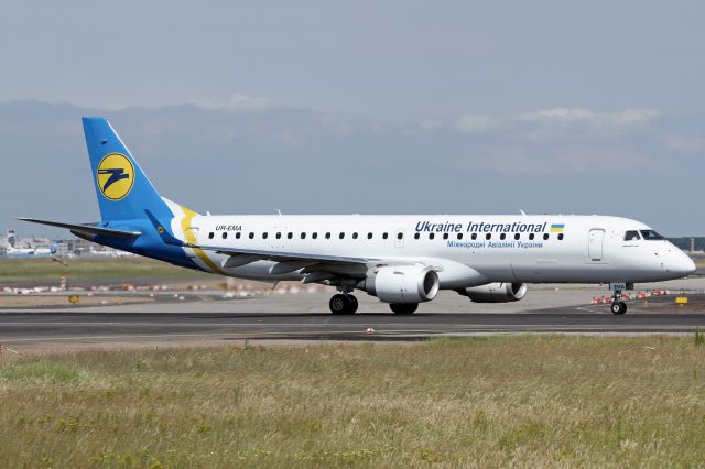 Embraer ERJ-190 (UR-EMA)