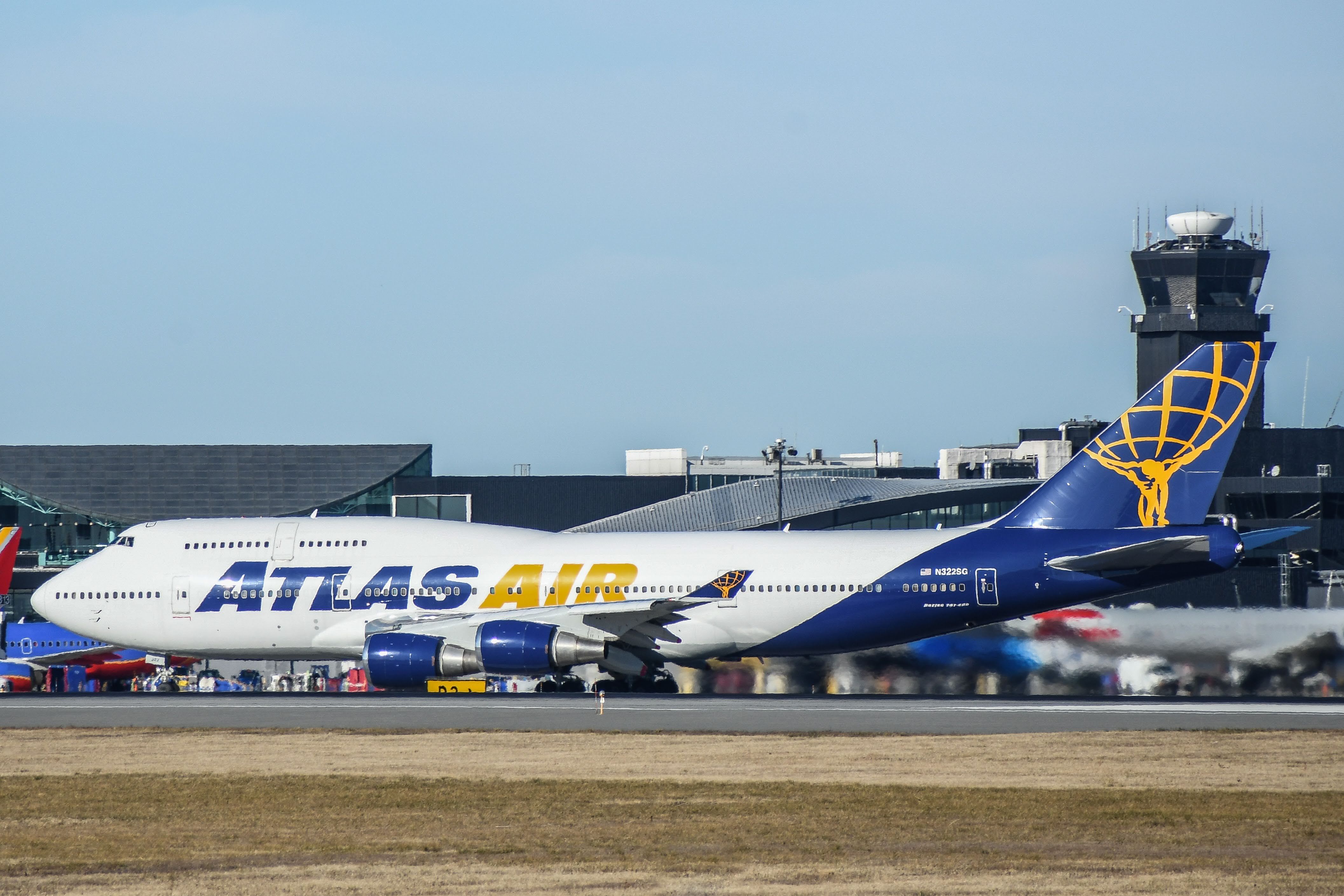 Boeing 747-400 (N322SG) - Rocketing out of bwi is a queen bound for Cincinnati.