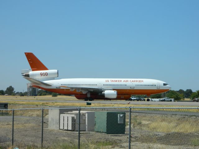 McDonnell Douglas DC-10 (N450AX) - Tanker 910 returning for more fuel and water. 8/12/2012