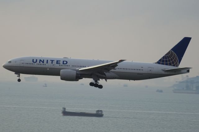 Boeing 777-200 (N784UA)
