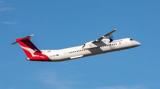 de Havilland Dash 8-400 (VH-QOU)