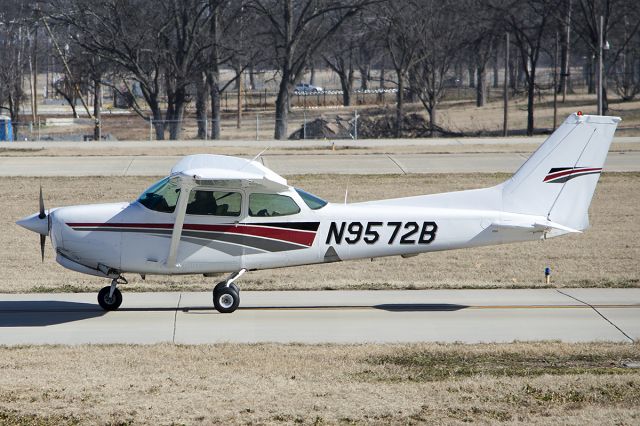 Cessna Skyhawk (N9572B) - Central Flying Service's RG taxis to runway 18 for departure. -January 2014