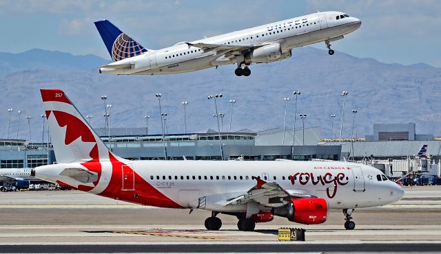 Airbus A319 (C-FYJH) - C-FYJH Air Canada Rouge 1997 Airbus A319-114 - cn 672 - N415UA United Airlines 1994 Airbus A320-232 - cn 475br /br /McCarran International Airport (LAS / KLAS)br /USA - Nevada May 28, 2015br /Photo: Tomás Del Coro