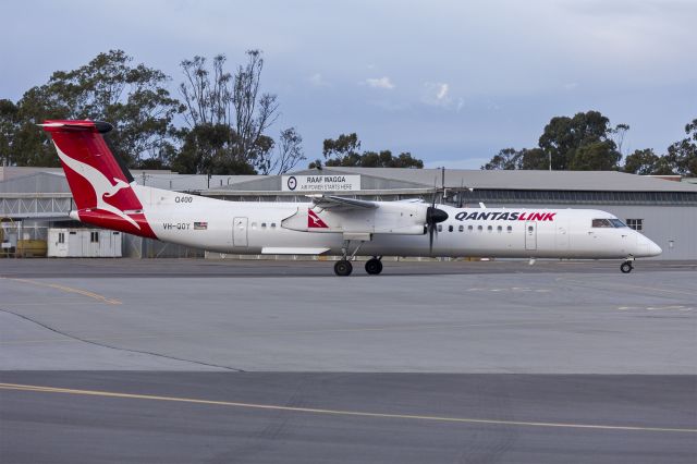 de Havilland Dash 8-400 (VH-QOY) - QantasLink (VH-QOY) Bombardier DHC-8-402Q taxiing at Wagga Wagga Airport.