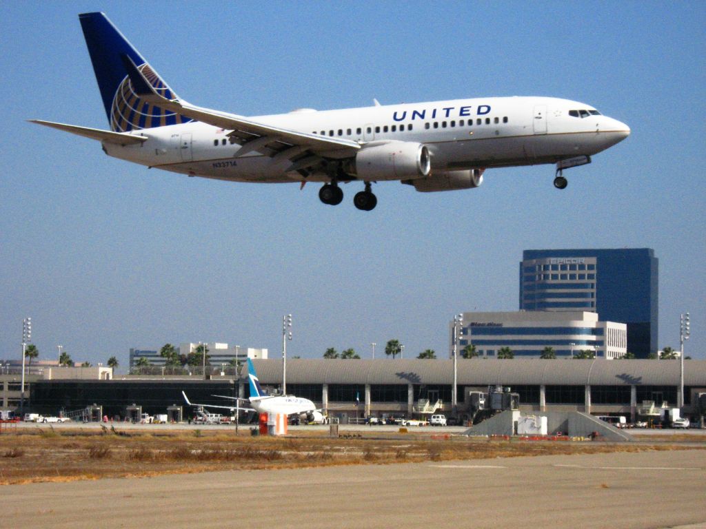 Boeing 737-700 (N33714) - Landing on RWY 20R