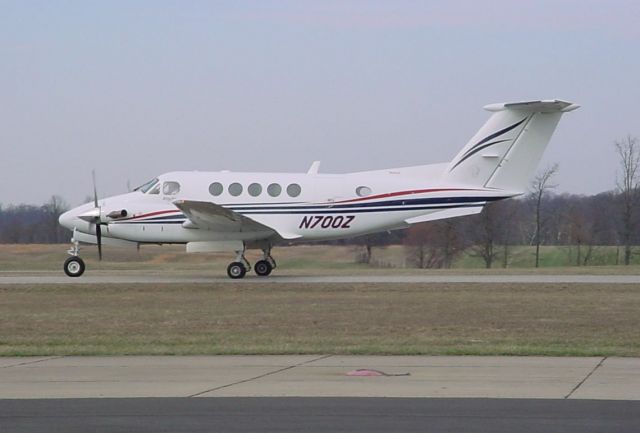 Beechcraft Super King Air 200 (N700Z) - Taxiing to ramp; 3/13/09