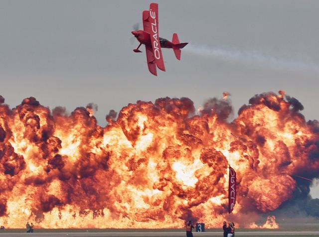 Experimental 100kts-200kts (N260HP) - Sean D. Tucker on the final pass of his routine at the 2018 Wings Over Houston Airshow. The Wings Over Houston show was Seans final solo airshow performances. Next season he will begin a 2 aircraft routine with Team Oracle. 10/20/2018  (Please view in "full" for highest image quality) 