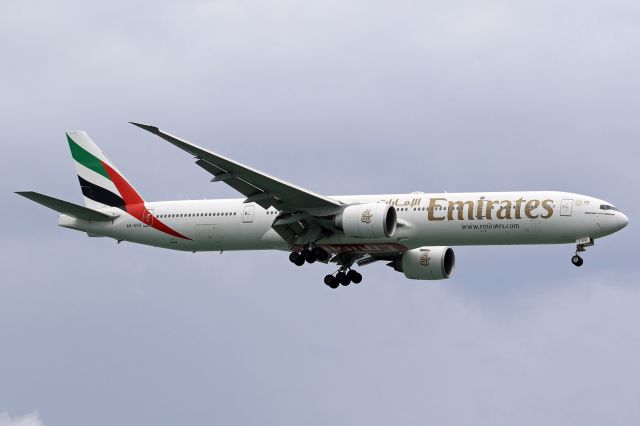 BOEING 777-300 (A6-EGQ)