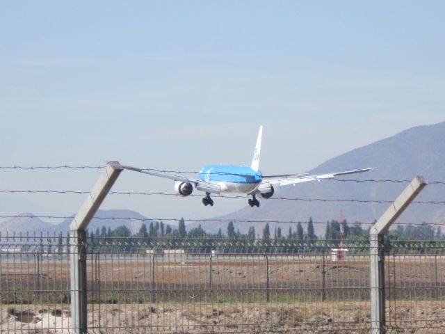 BOEING 777-300 (PH-BVK) - Landing flight 701 in SCEL RWY 17R