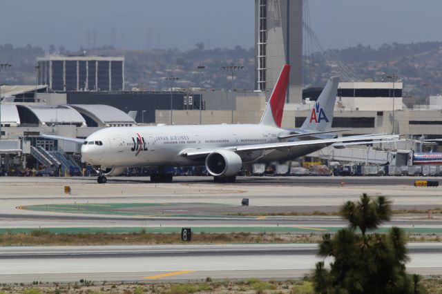 BOEING 777-300ER (JA743J)