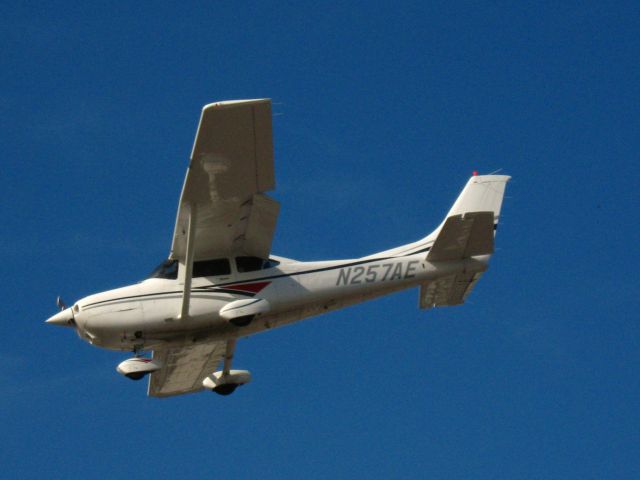 Cessna Skylane (N257AE) - Landing on RWY 24