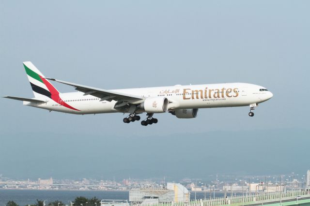 BOEING 777-300 (A6-EBQ)