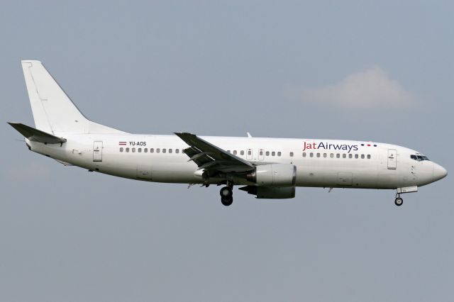 BOEING 737-400 (YU-AOS)