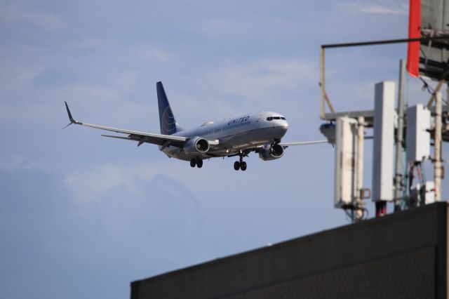 Boeing 737-800 (N37281)