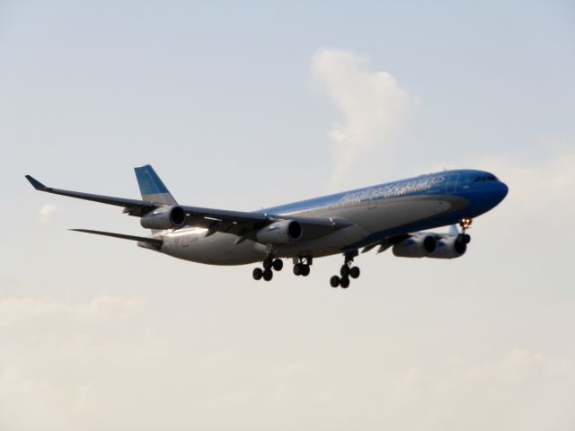 Airbus A340-300 (LV-CSD)